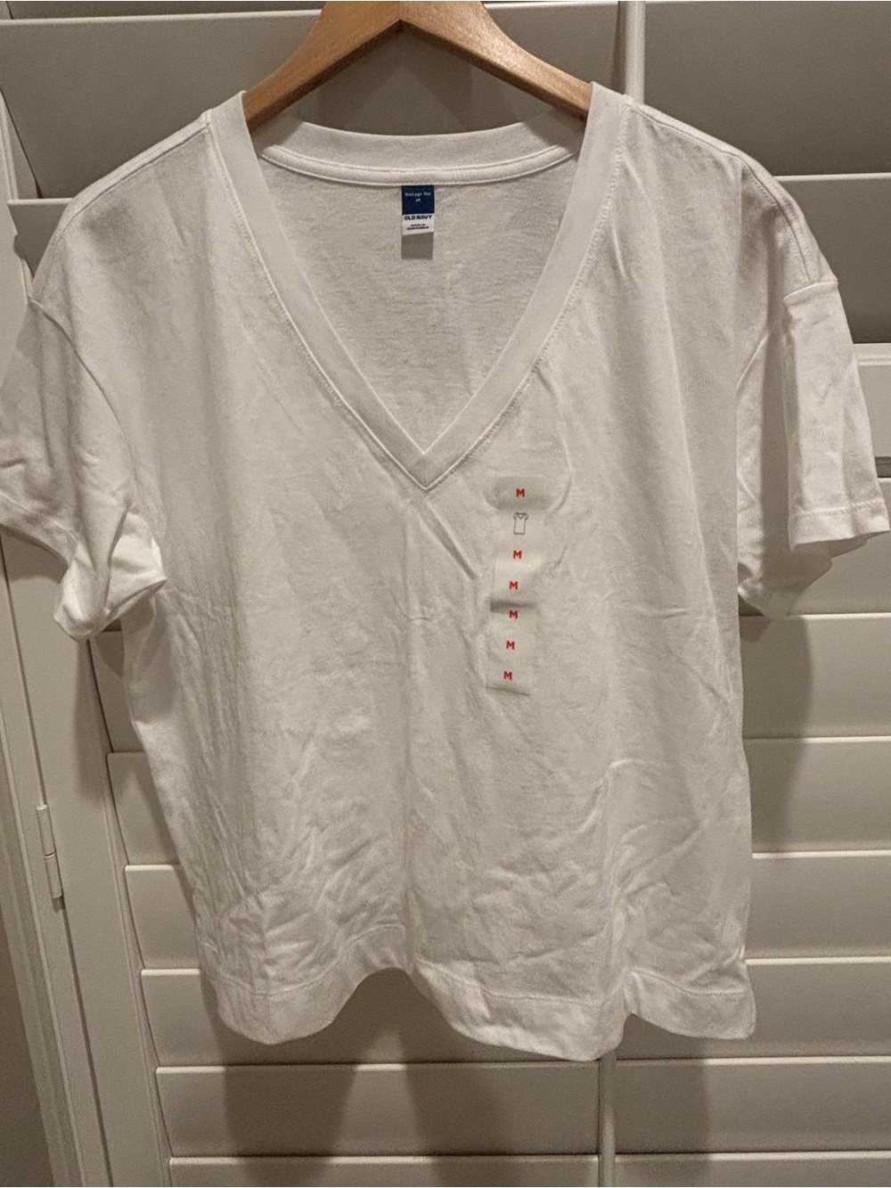 Old Navy relaxed White V-Neck T-Shirt Size Medium